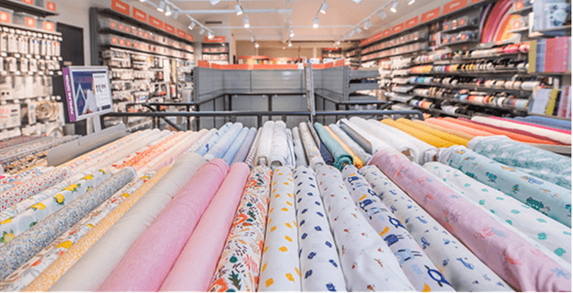 Intérieur d'un magasin Mondial Tissus